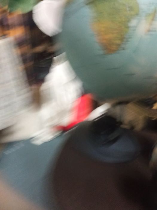 Três globos terrestres ,um pequeno,um médio em metal e um grande cande