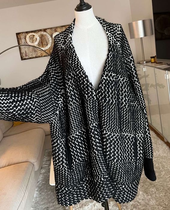 PROMOCJA Stylowy oversize'owy czarno-biały płaszcz z dzianiny H&M z we