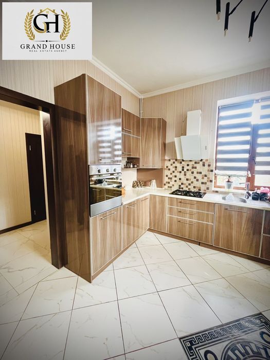 Продам чарівний двоповерховий будинок. Підгайці.