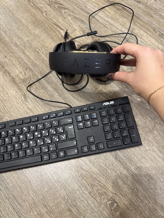 Навушники та клавіатура