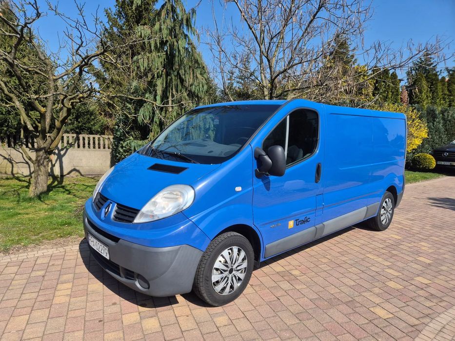 Renault Trafic  bezwypadkowy automat bogata wersja podgrzewany fotel