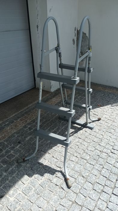 Vendo escada para  piscina de 1,07 metros