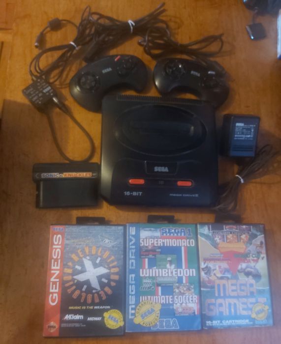 Mega drive ll com jogos e 2 comandos originais.