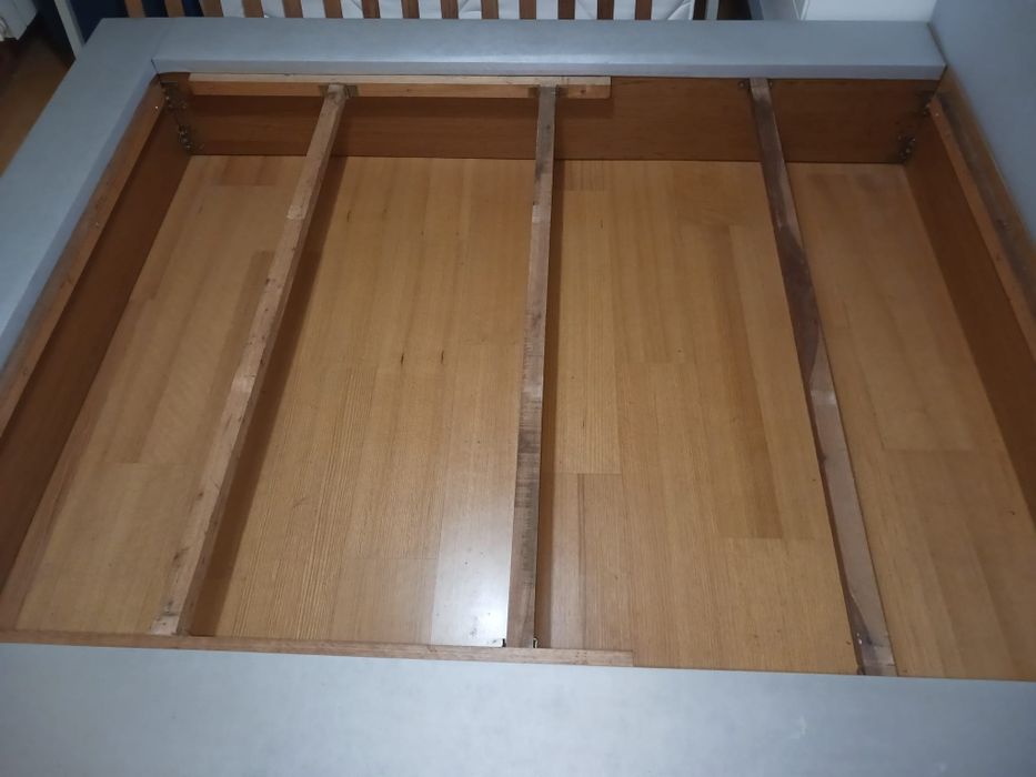 Cama em madeira maciça revestida em pele + estrado