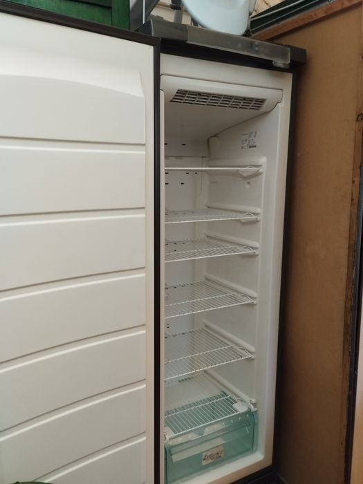 Arca Congeladora Vertical Electrolux cromada