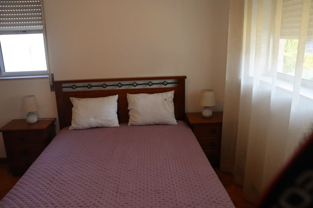 Conjunto cama, mesinhas, cómodo e cadeira