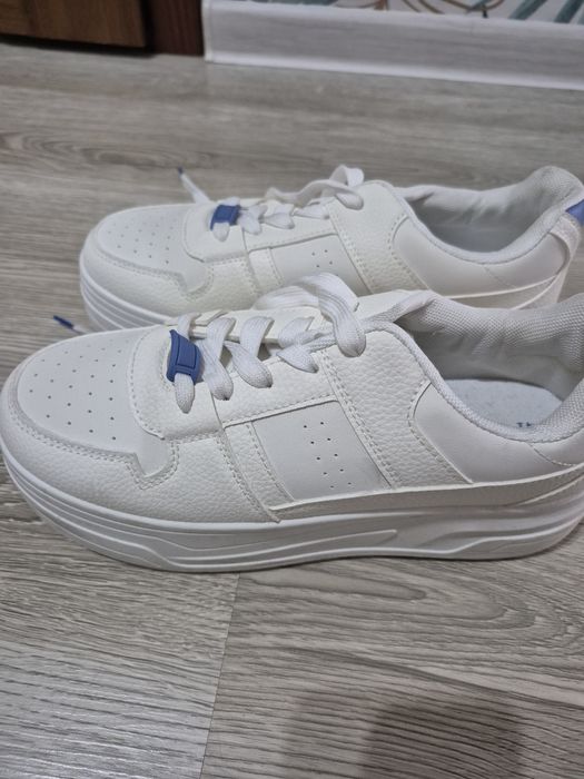 Buty damskie snakers.