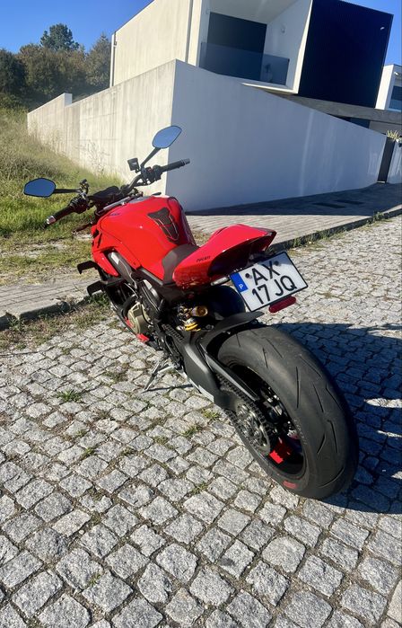 Ducati Streetfighter V4s Red 2023 tem 2 lugares