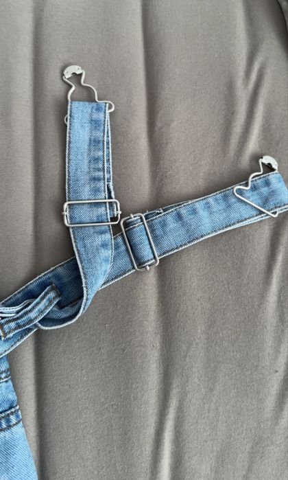 niebieskie ogrodniczki jeans