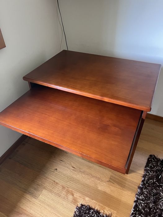 Secretária de madeira com tabuleiro