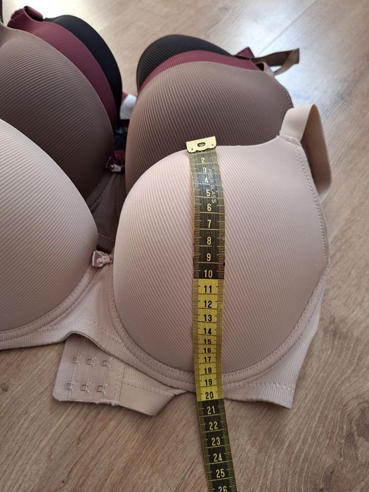 Biustonosz 4 szt  r. 100 D nowe