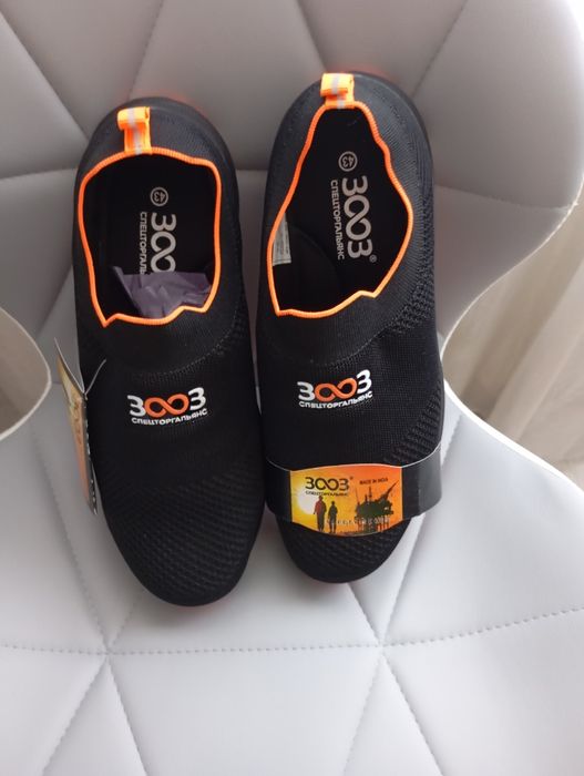 Літні кросівки з металевими вставками и носках. Спец взуття