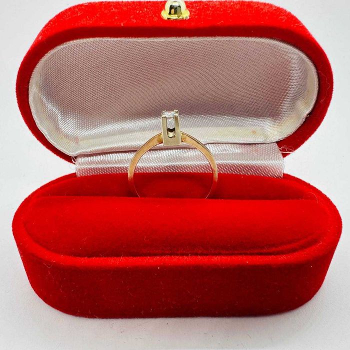 Золота каблучка з діамантом.