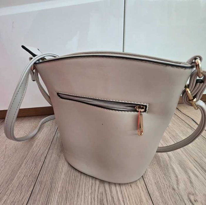 Elegancka kremowa torebka – klasyka, która pasuje do wszystkiego!