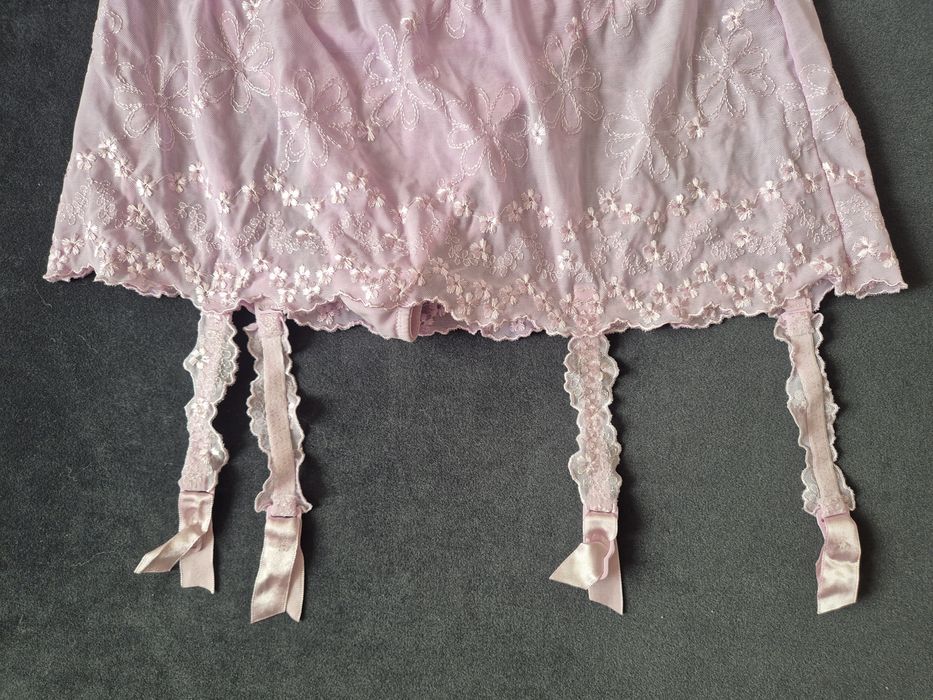 Różowe stringi z pasem do pończoch M