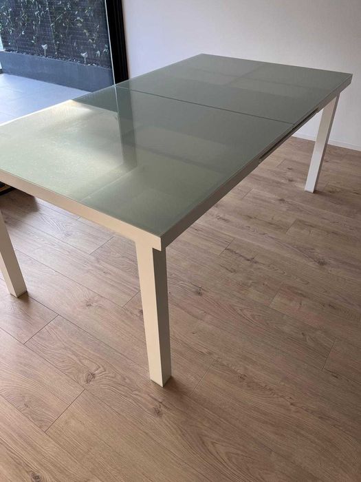 Mesa exterior em alumínio branco e vidro