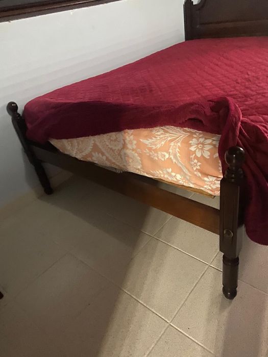 Cama de madeira com colchão e estrado