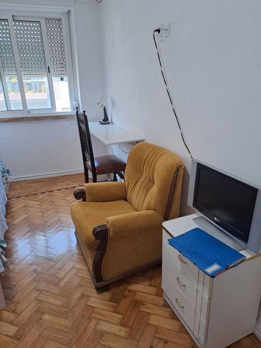 Quarto individual, em casa partilhada com mais 2 pessoas do sexo masculino