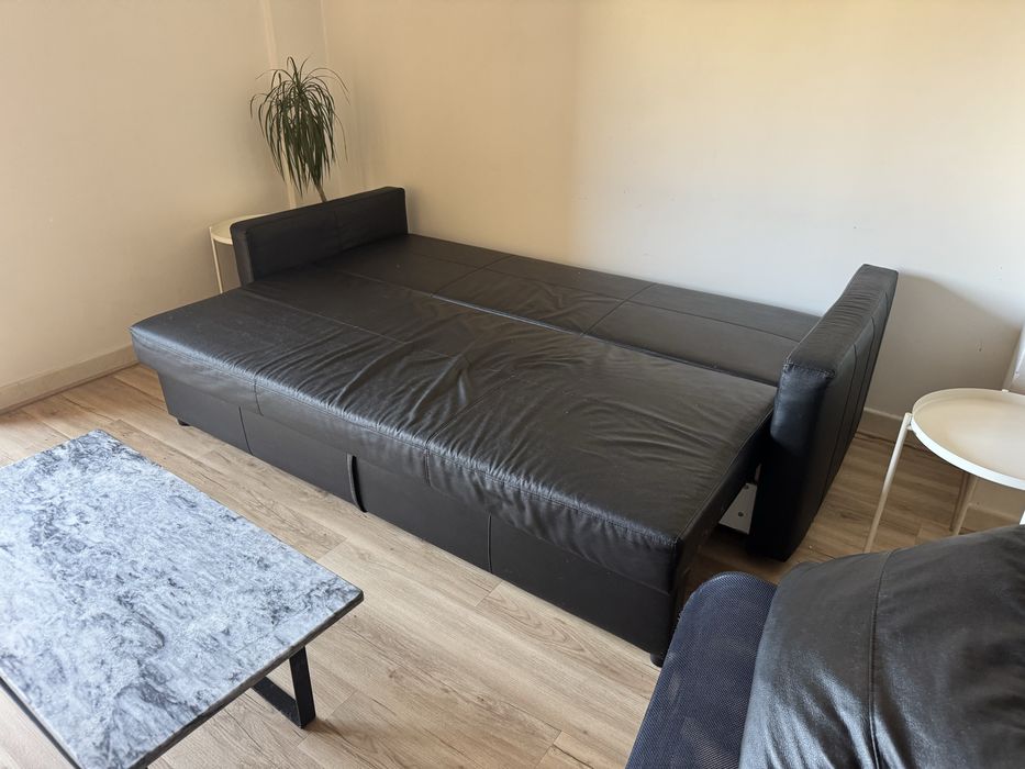 Sofá-cama preto, de pele