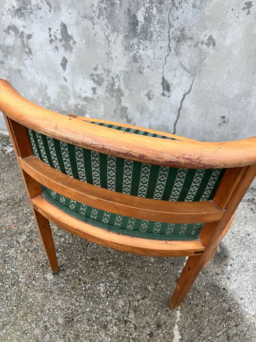 Cadeira Vintage em Madeira com Encosto Curvo | Estofo Verde com Padrão