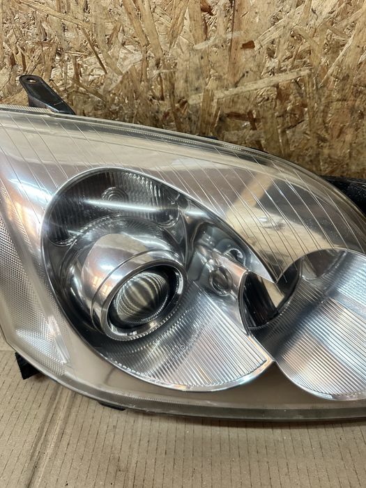 Передня права фара Тойота  Авенсіс Т25 Toyota Avensis II T25 2003-2006