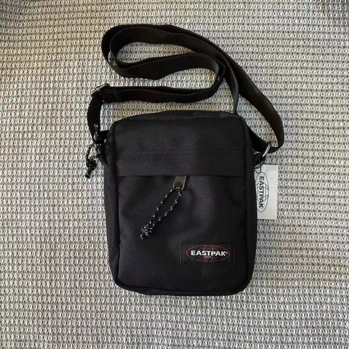 Бананка Еатспак Сумка месенджер Eastpak The One чорна барсетка через плече чоловіча з бірками та QR
