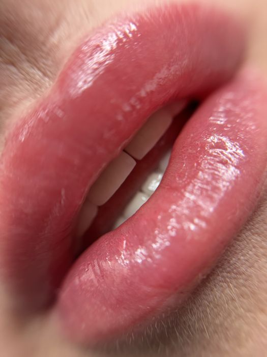 Pudrowe brwi, usta akwarela i międzywiejka – makijaż permanentny