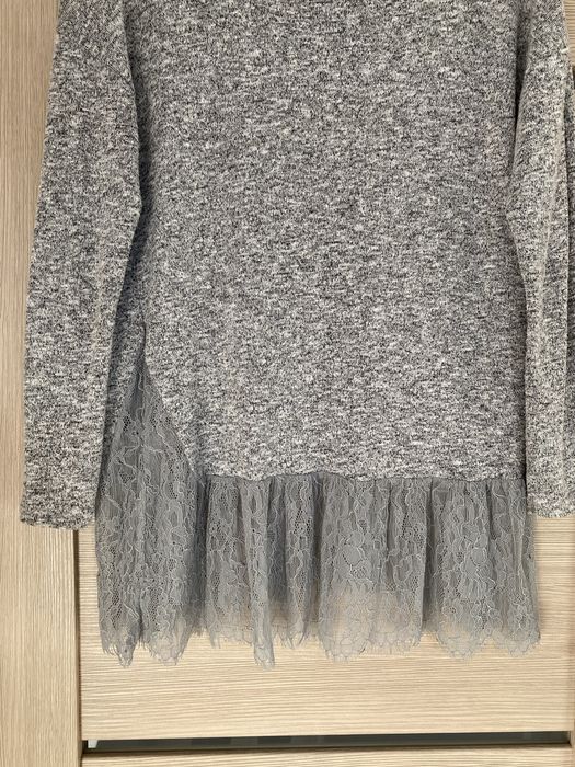 Szary sweter z koronkowym wykończeniem