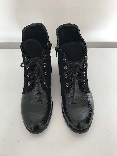 Botas Pretas Nº 39