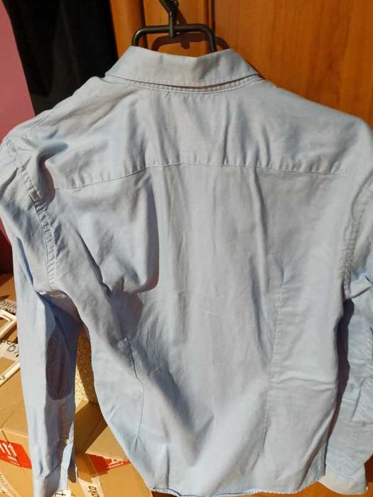 Koszula męska w kolorze jasnoniebieskim.