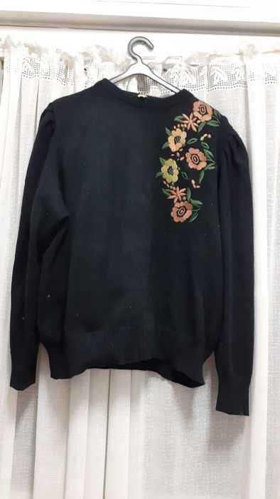 Blusa  preta de malha preta bordada medio
