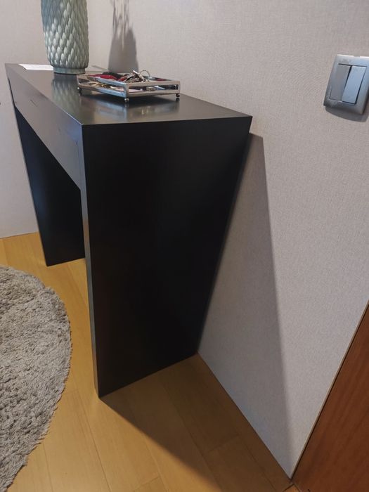 Consola de entrada ou aparador em wengué (tom castanho escuro) de linhas retas e design moderno