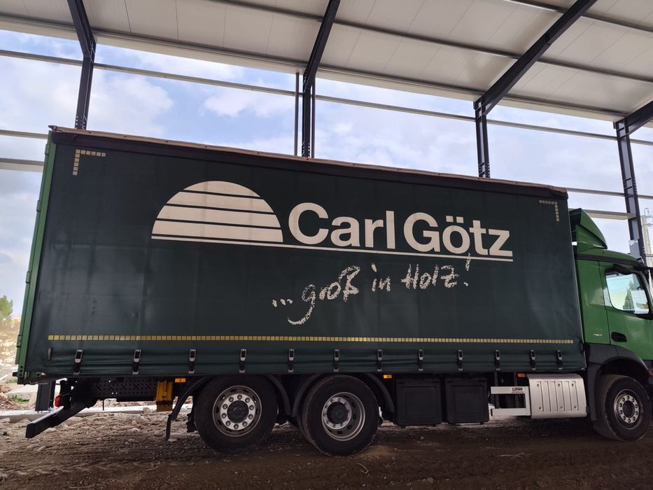 Carroçaria de camião em bom estado, medidas: 750x250x 270