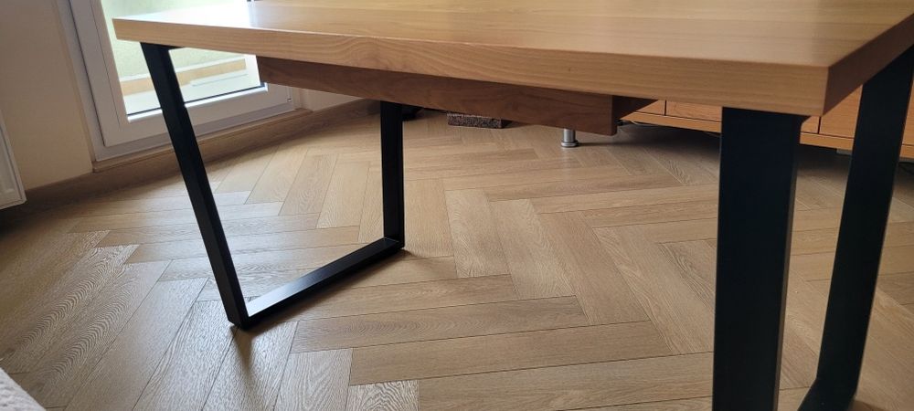 Stół drewniany do salonu lub jadalni loft