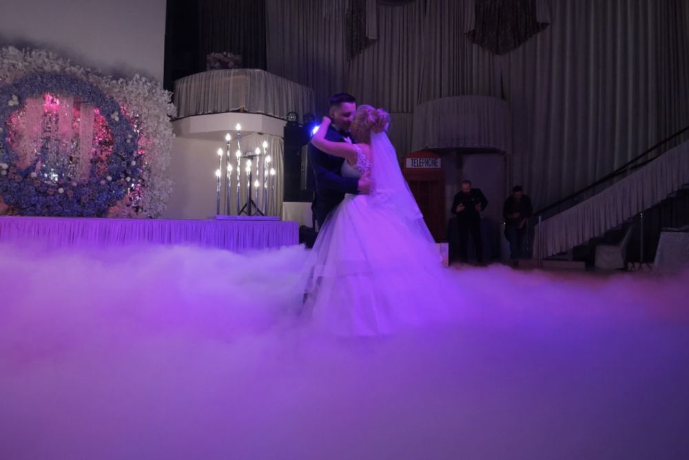 Тяжелый дым. Холодные фонтаны. Важкий ,низкий дым на свадьбу.