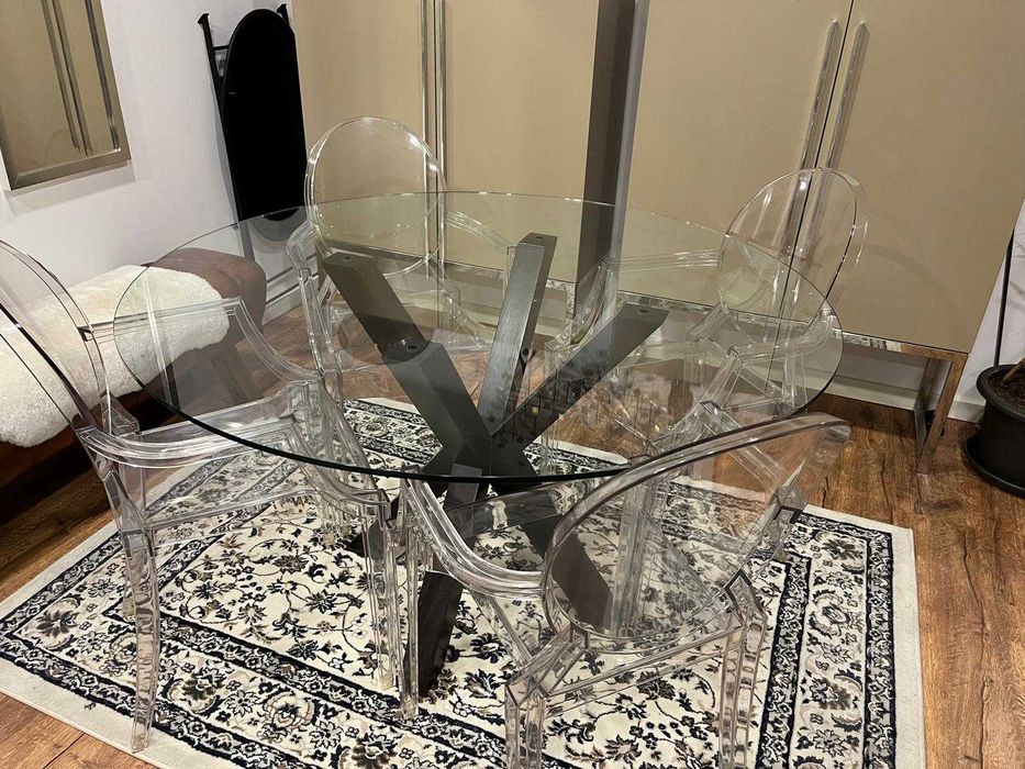 Mesa de vidro redonda com elegante pé em madeira
