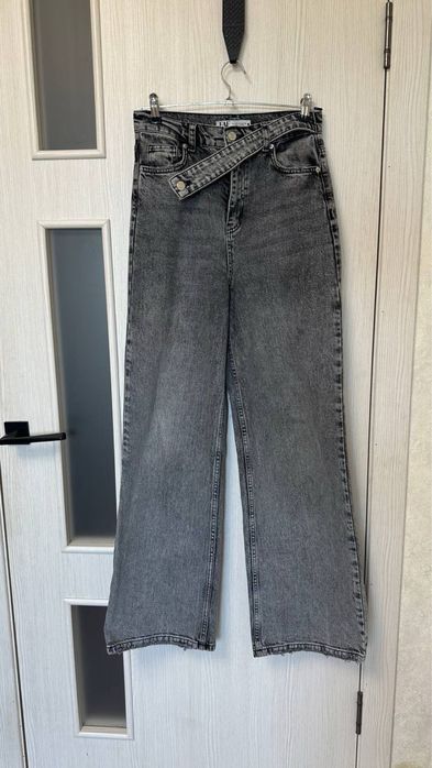 Продам джинсы.В отличном состоянии.Серые.Размер 36