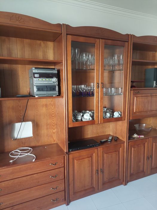 Móvel em madeira cerejeira para sala