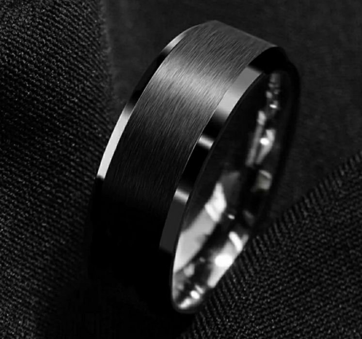 Męski pierścień sygnet czarny w stylu rock punk. Stal szlachetna