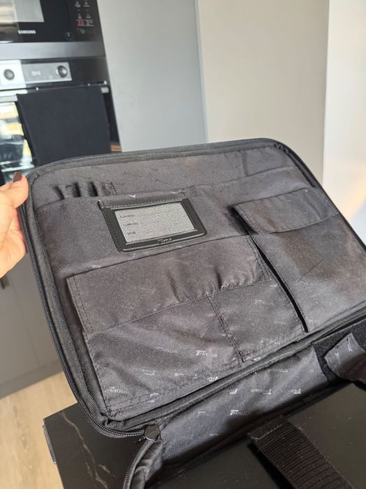 Ідеальний стан Сумка для ноутбуку чорна супер містка і надійна