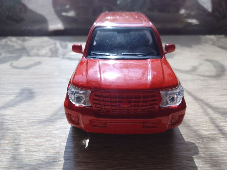 Іграшкова машинка toyota land cruiser prado