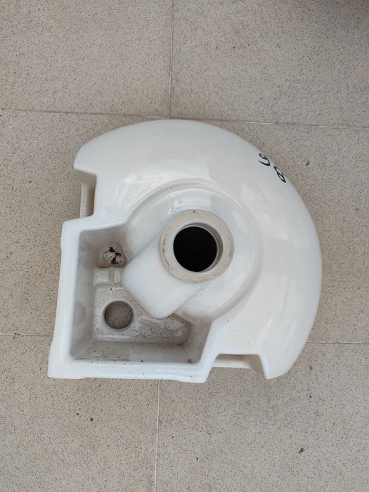 Lavatório de cerâmica branco / Ceramic Wash Basin White