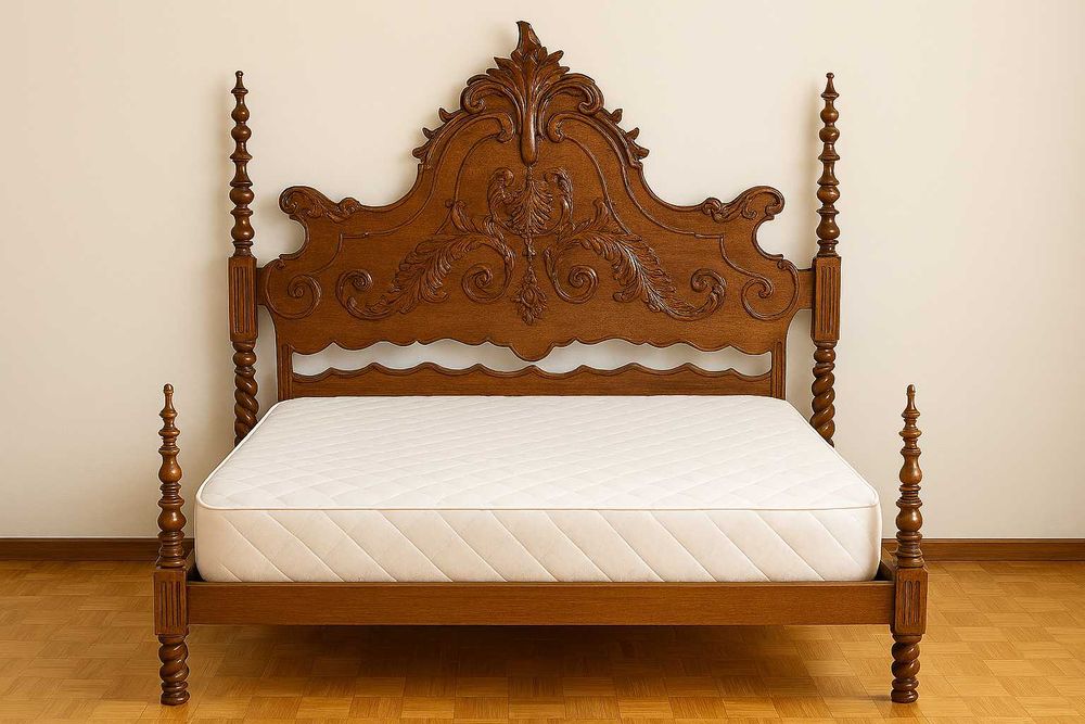 Cama antiga em madeira maciça trabalhada (sem colchão e sem estrado)