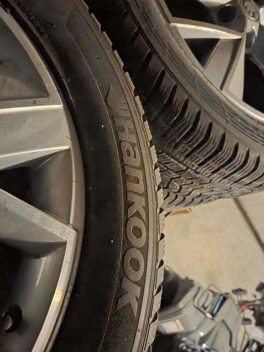 Opony zimowe 235 x 50 r19 hankook