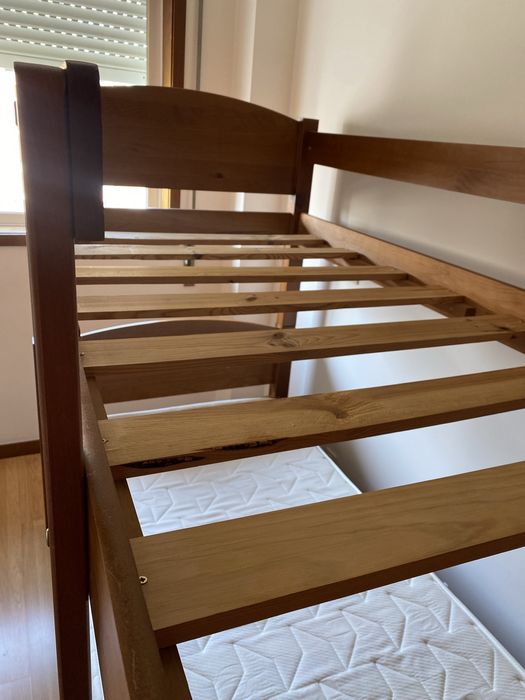 Beliche com colchão anatómico.