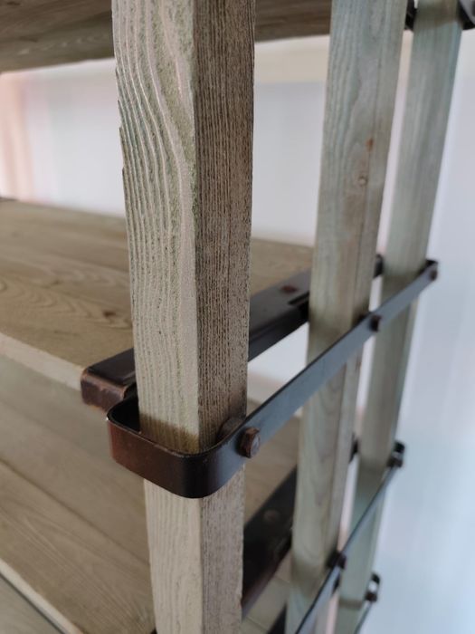 Regał drewniany loftowy