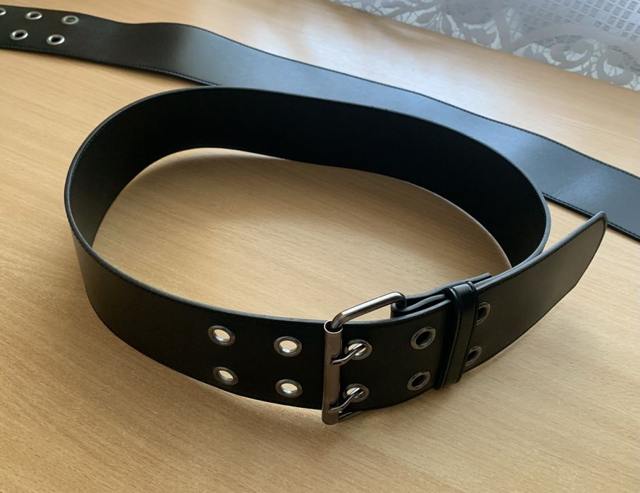 Ремінь з заклепками люверсами