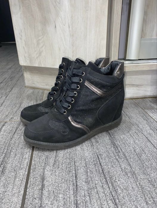 czarne trampki na wbudowanym koturnie