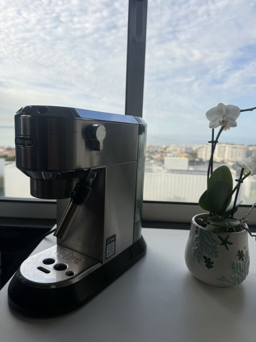Máquina de café DELONGHI Dedica Style  EC685.BK