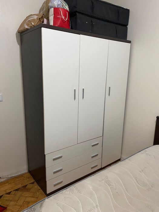 Cama de solteiro e guarda-roupa